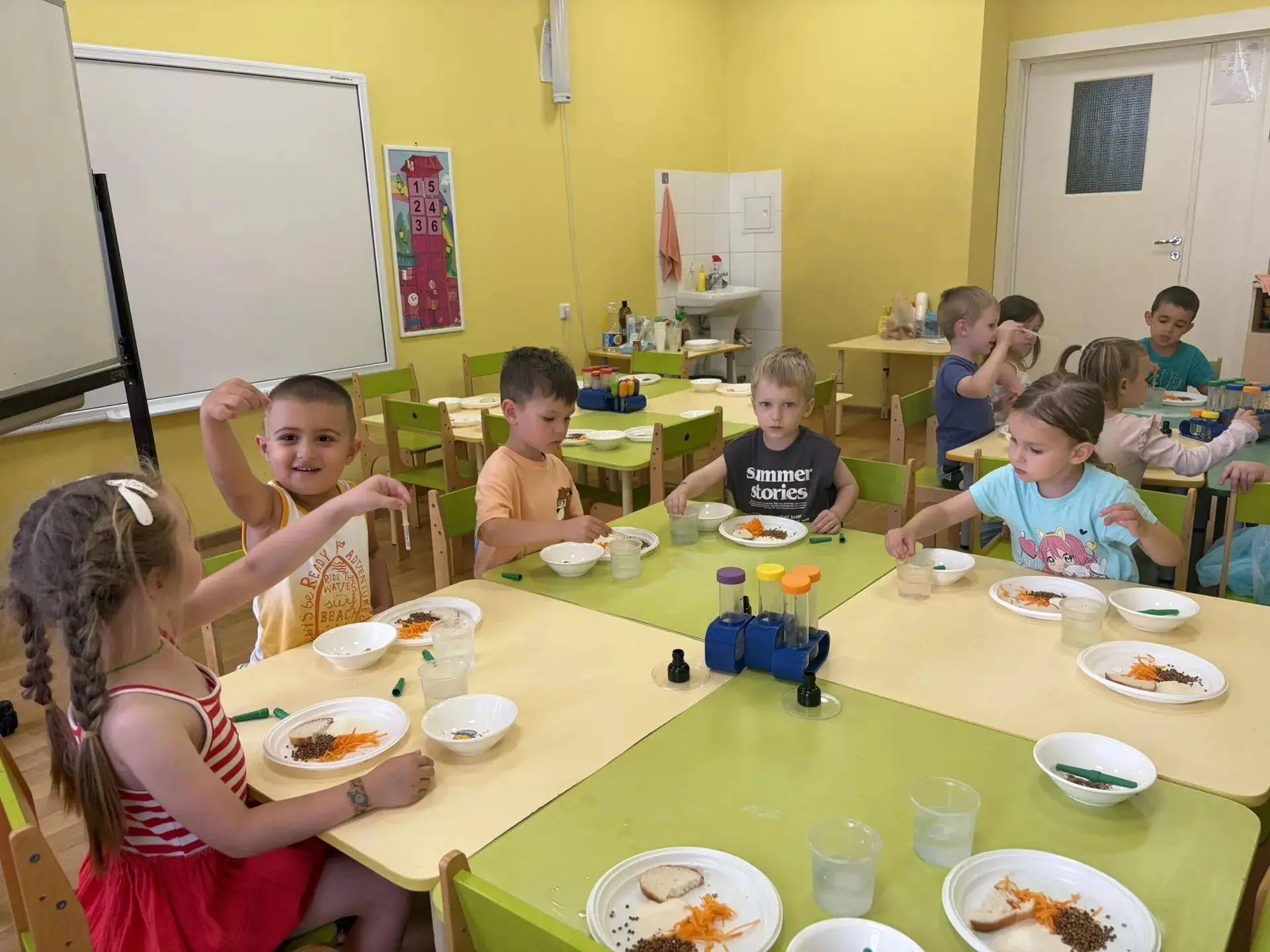 Лето пахнет солнцем, свежей зеленью и… наукой! ☀️🔬
Эта неделя подарила нашим маленьким учёным в сво