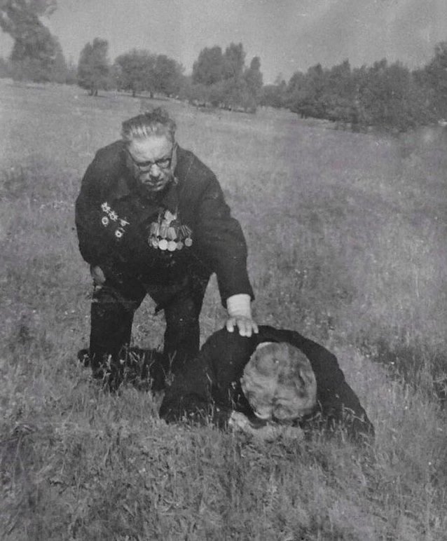 9 мая 1973 года. 
Ветераны войны на кургане Саур-Могила в Донецкой области, где летом 1943 года прош