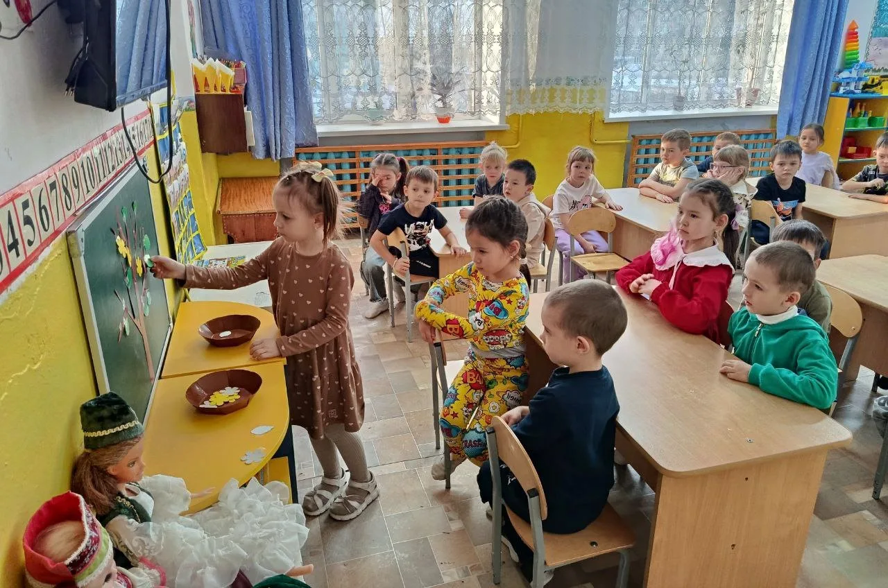 В старшей группе "Капелька", прошёл разговор о важном на тему: " Добро в семью".       ...