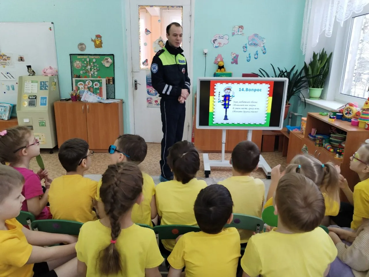 Ребята групп "Пчелки", "Теремок", "Подснежники" встретились с инспектором ДПС Медведевы...