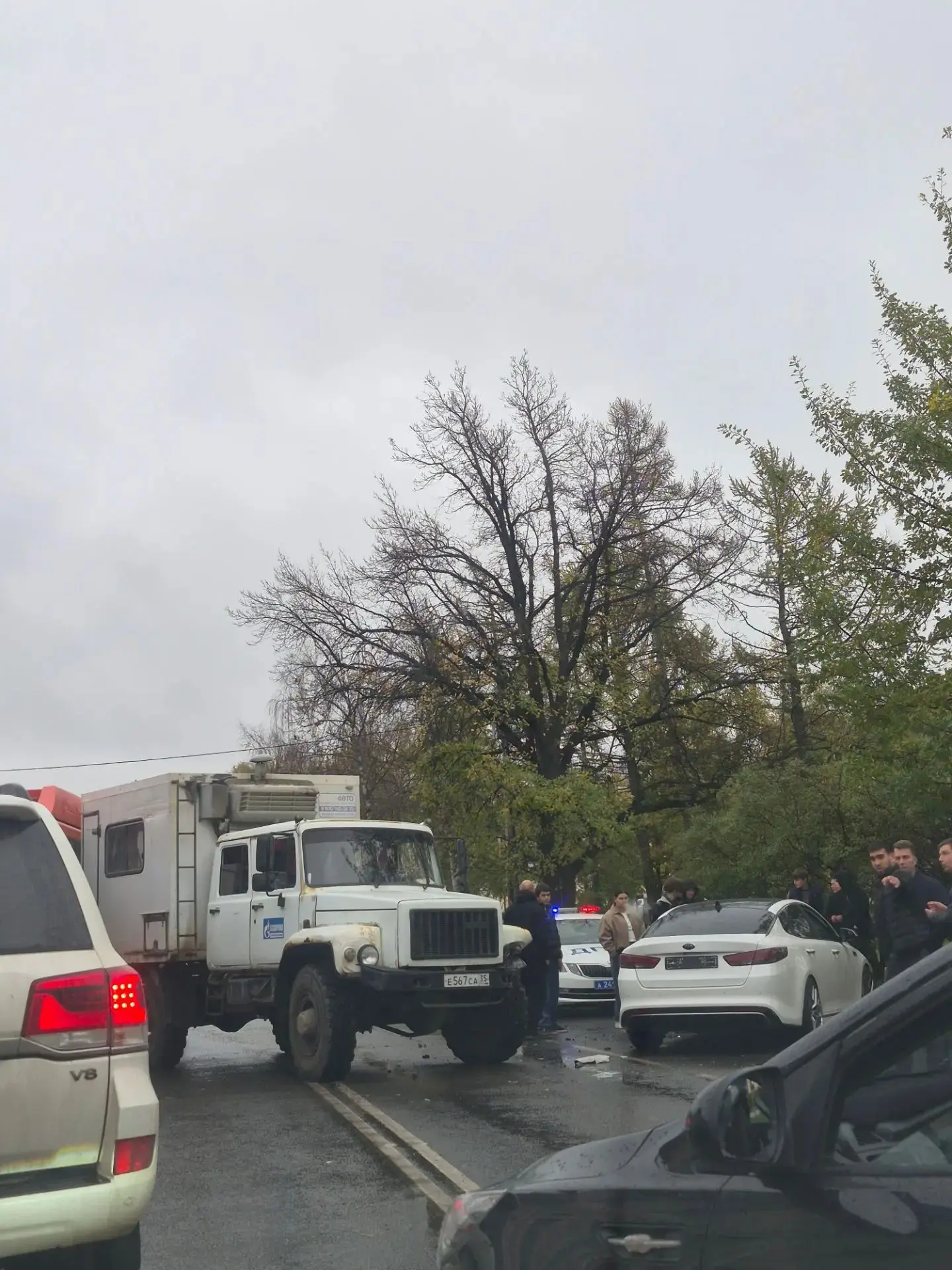 Авария в центре на Проспекте Победе,  огромная пробка, движение в обе стороны ограниченно.