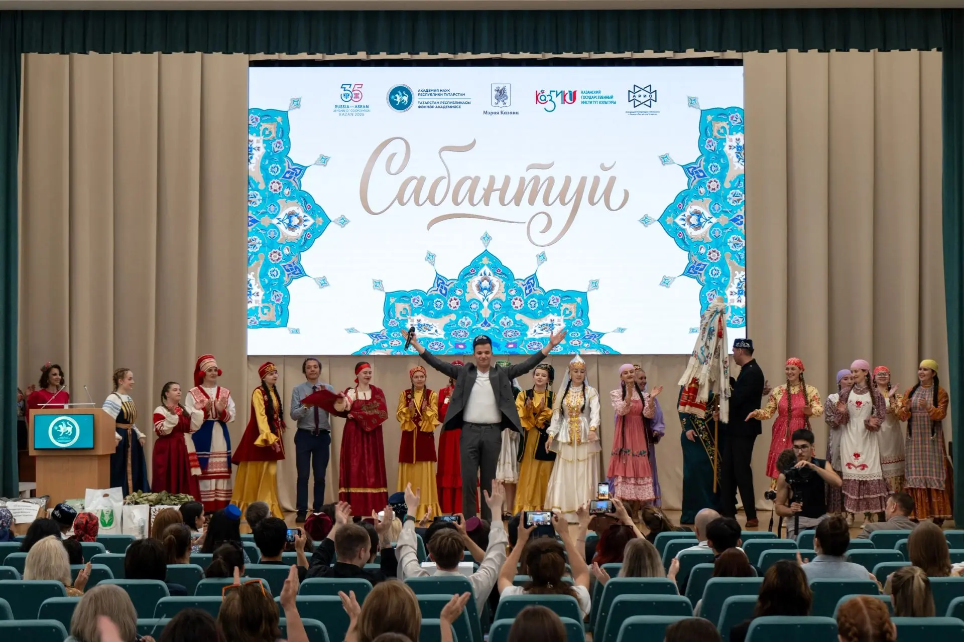 🌾 В Казани прошел обряд сбора подарков к Сабантую! 

Сегодня площадка у Академии наук Республики Та