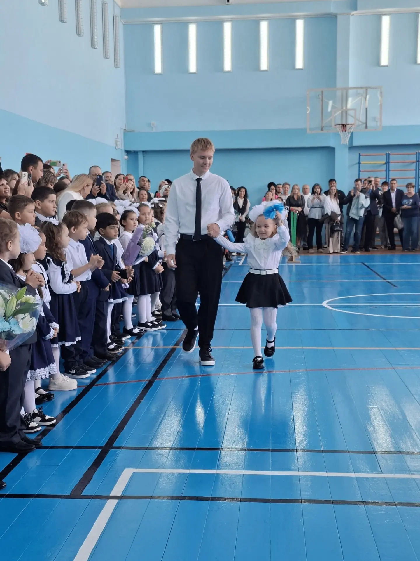 🎉День Знаний традиционно отмечается ярким праздником, объединяя учеников, учителей и р...