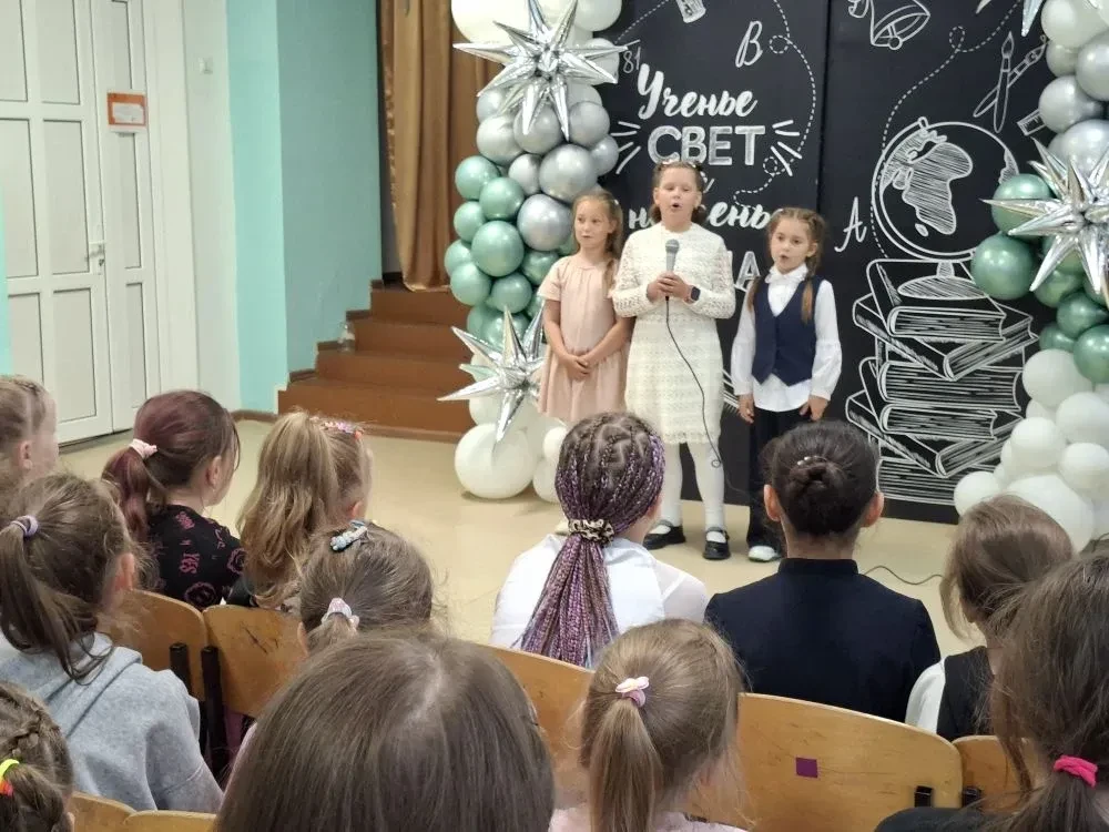 🇷🇺 Им не нужен был микрофон. Их сердца работали громче.
Вчера в пришкольном лагере прошёл концерт 