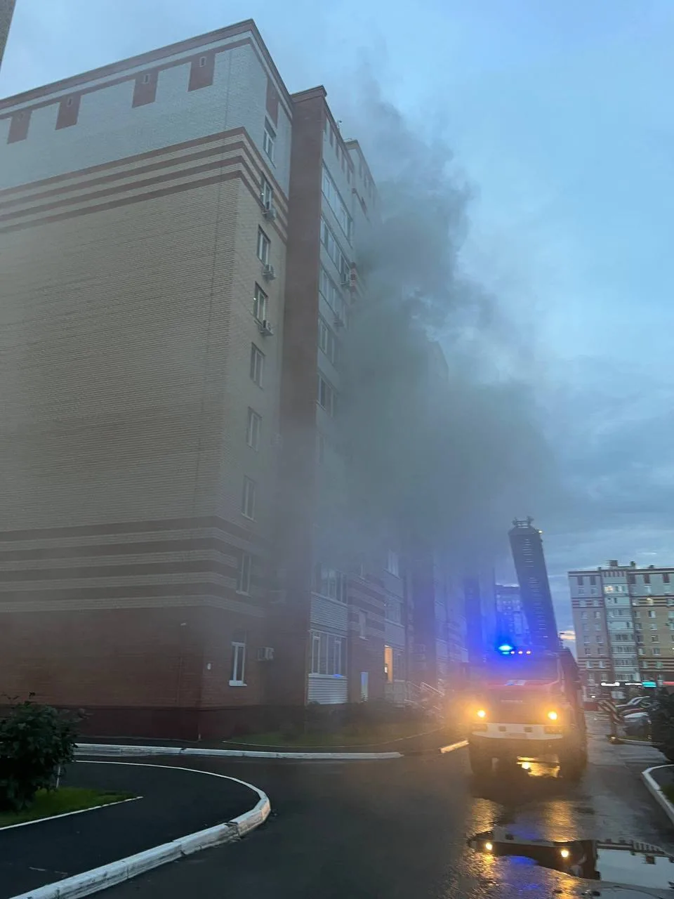В Тюмени при пожаре в многоэтажке спасли 21 человека, среди них — 9 детей