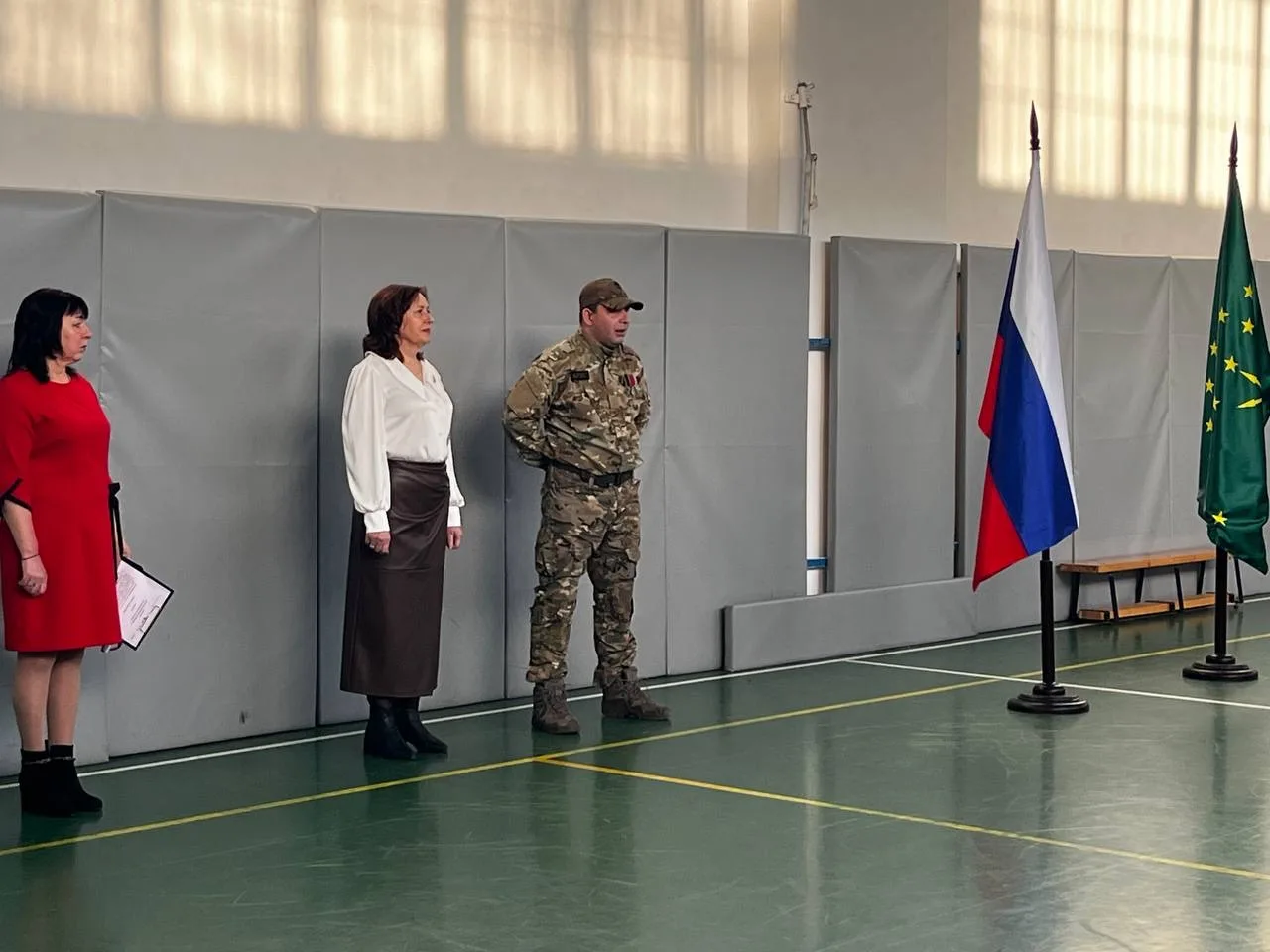 Учебная неделя в нашем центре началась с торжественного выноса флага РФ с гимнами и награждением отл