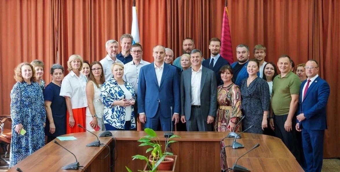 Всем привет из солнечного Екатеринбурга! 

Вместе с губернатором Свердловской области Денисом Паслер