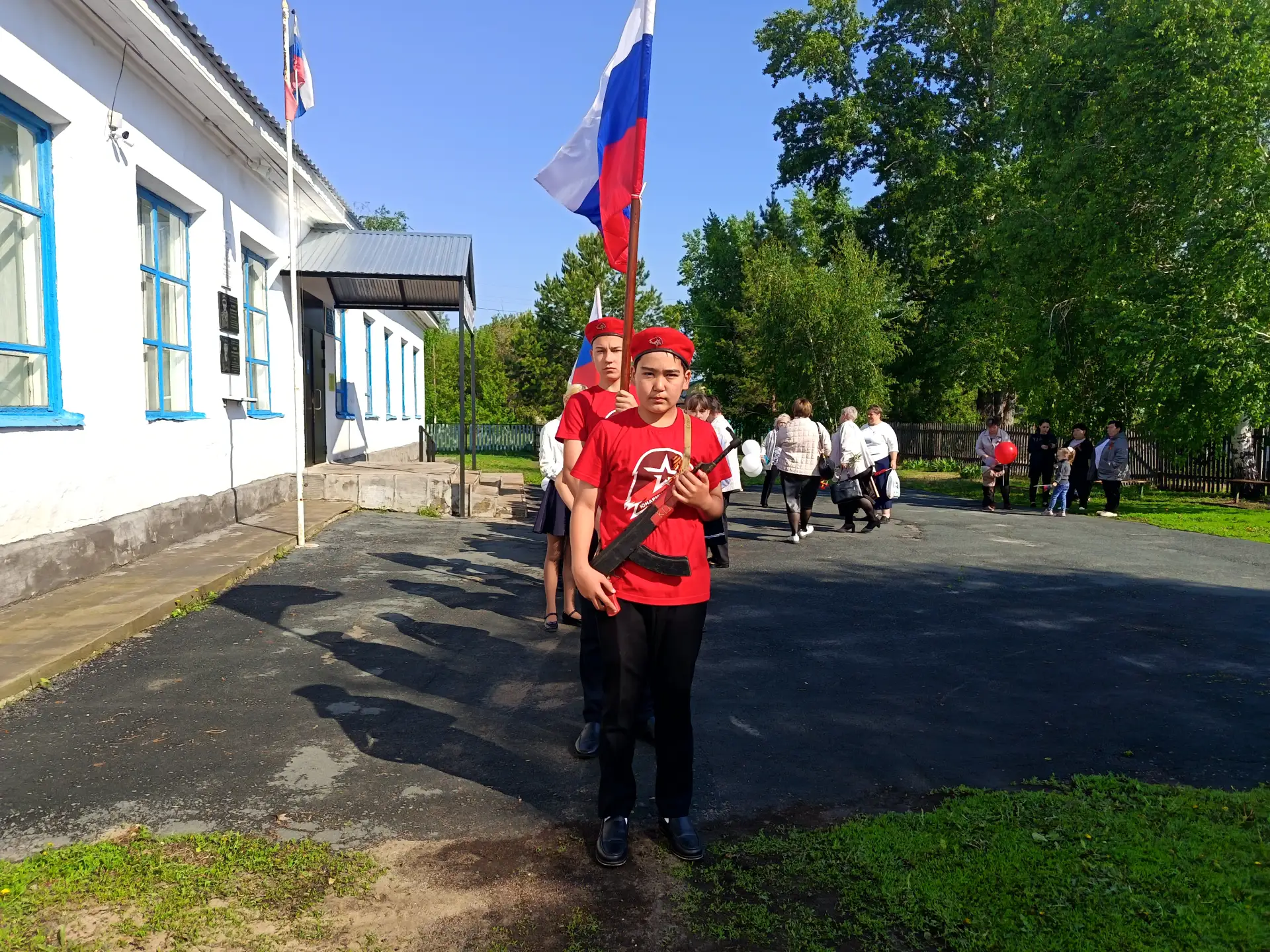 09.05.2026г. в МБОУ «Кайрактынская СОШ» на территории школы, была проведена линейка, по...