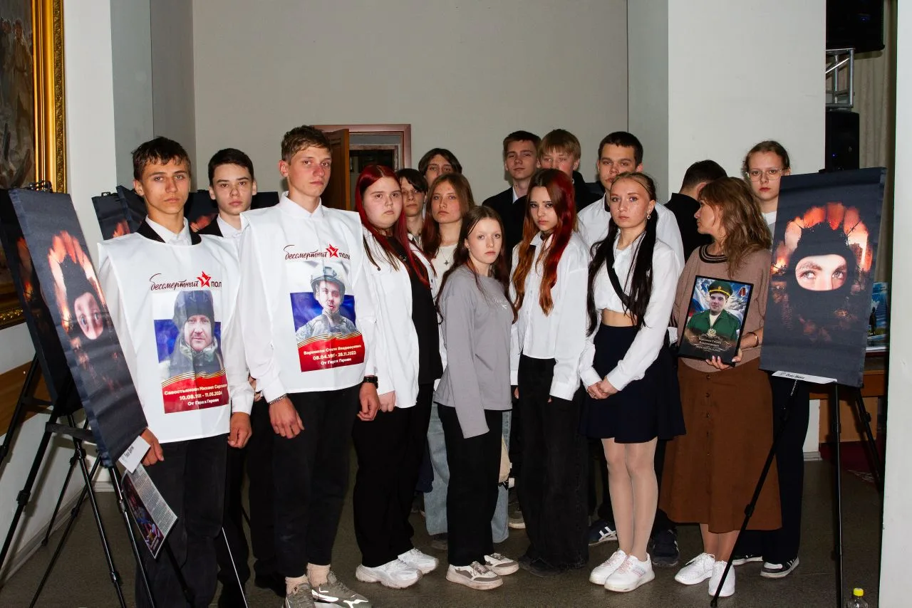 14 мая в Доме офицеров города Новосибирска состоялось открытие выставки «Посмотри в гла...