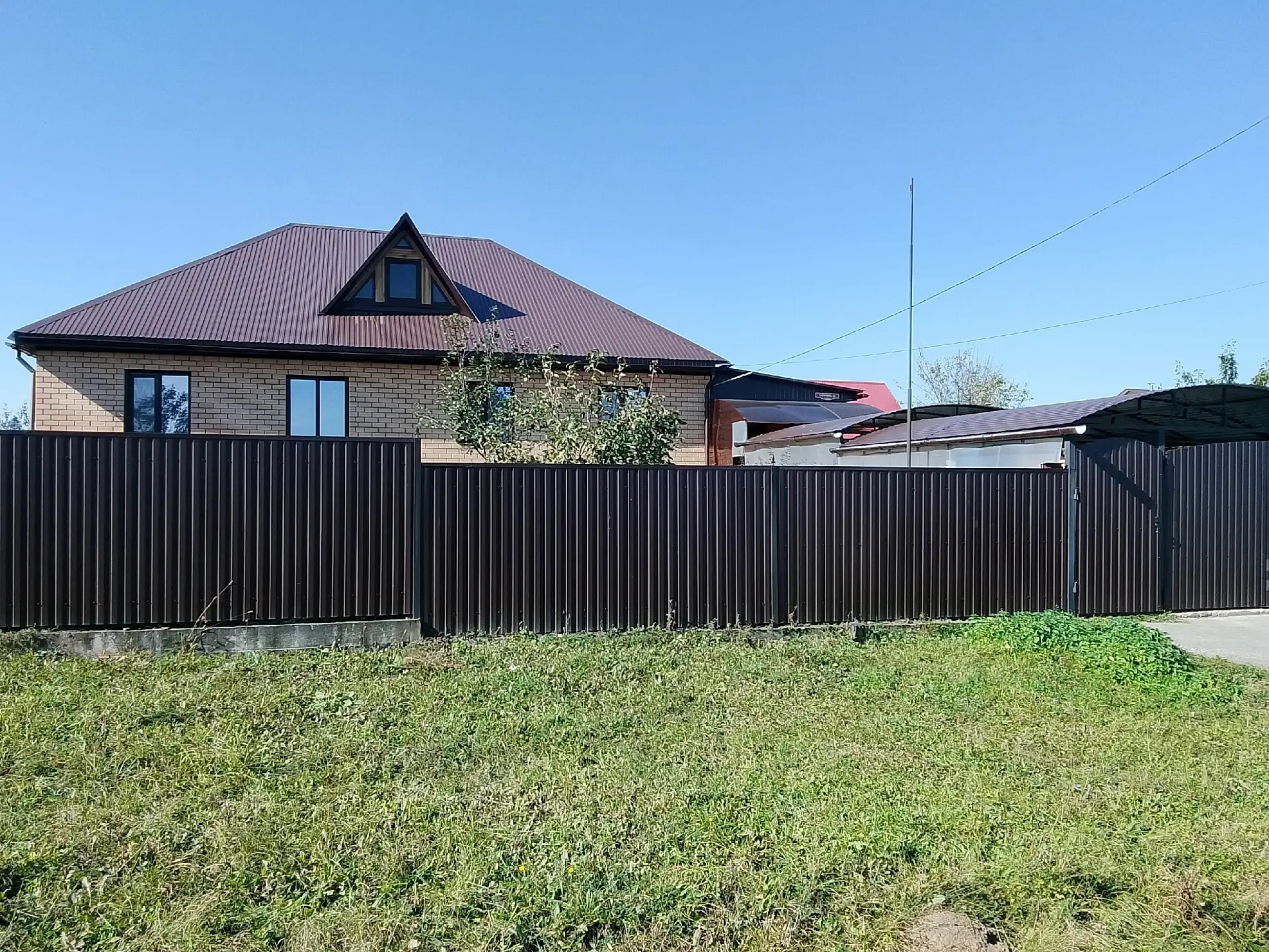 Продается просторный дом брус ( обшит кирпичом ),веранда ,баня,гараж кирпичные )пл.132 ...