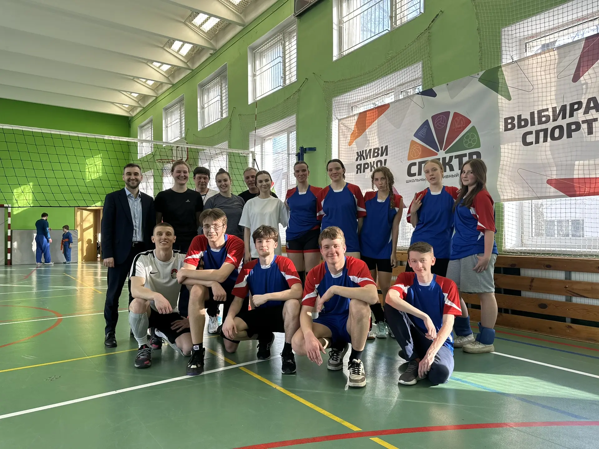 🏐 Ученики vs Учителя: матч-реванш, который снова пошёл не по плану 😄  В нашей школе состоялся традиц