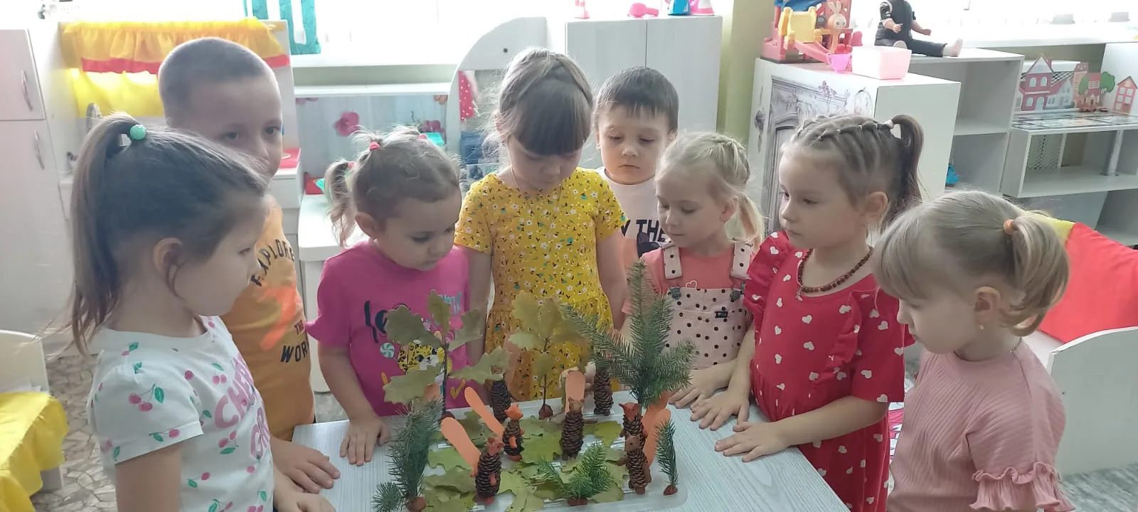 Еловые шишки,
Шишки лесные,
Весёлых бельчат
Мастерят ребятишки!

Из еловых 🌲и сосновых шишек можно 