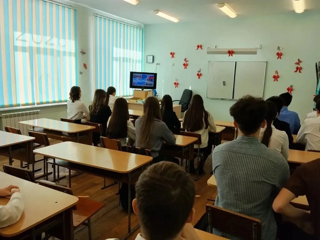 День единения народа: школьники Медведевской гимназии отметили воссоединение Крыма с Россией  День в