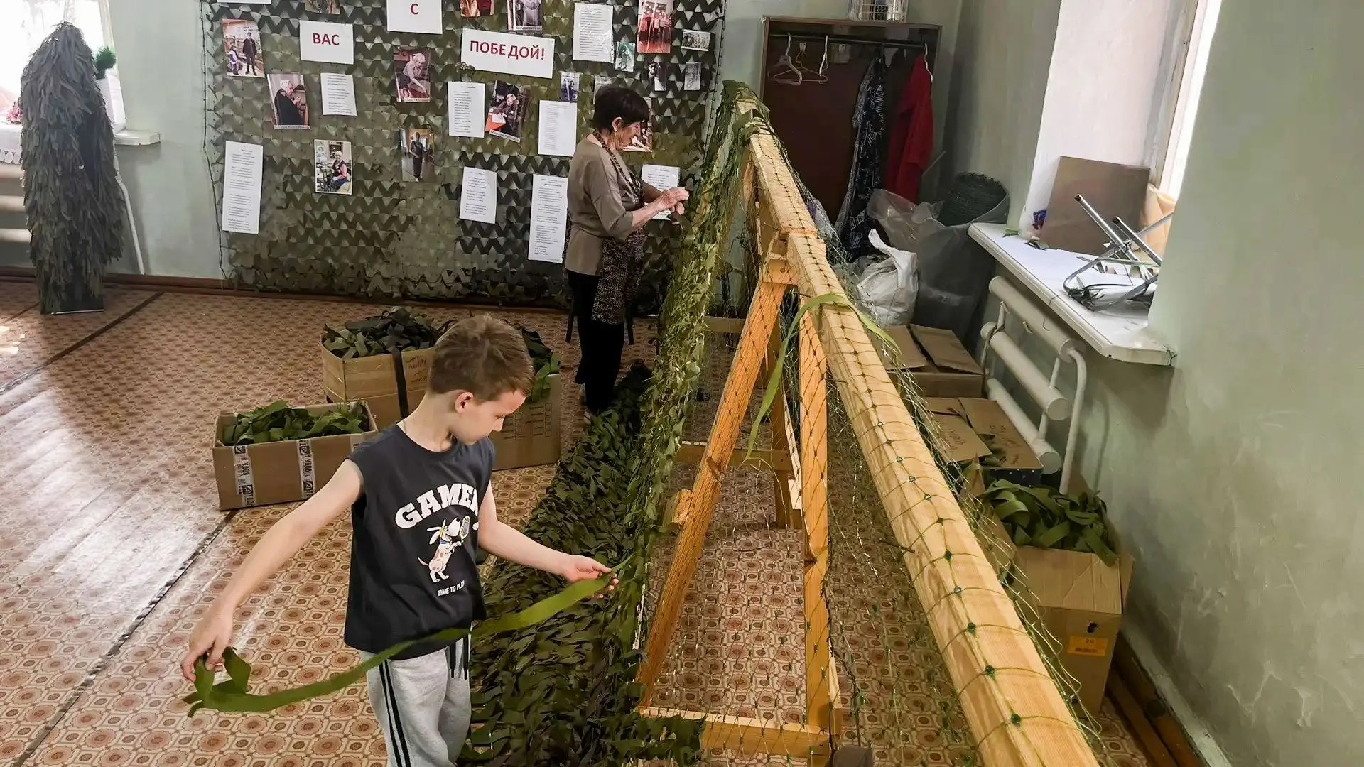 Волонтёры Усолья-Сибирского плетут маскировочные сети