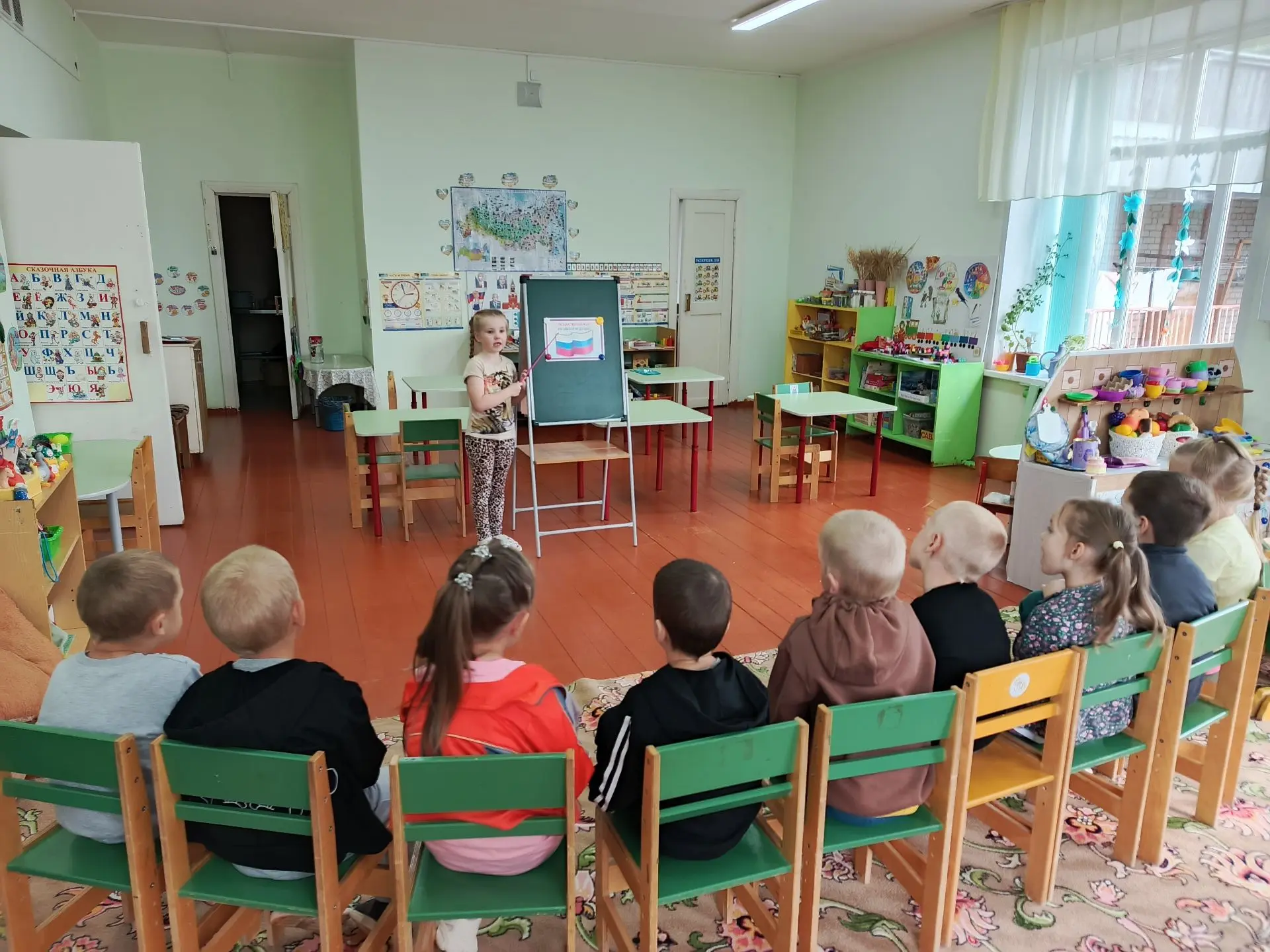В старшей группе детского сада прошло тематическое занятие, посвящённое Дню Государстве...