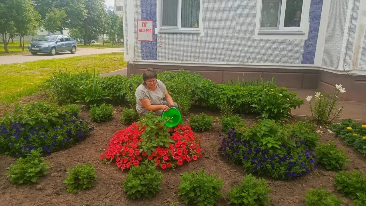 Цветочное чудо 28-го микрорайона! 🌸🏘️

Наши цветочные феи снова превзошли себя! 🧚‍♀️🌷 Весь сезон