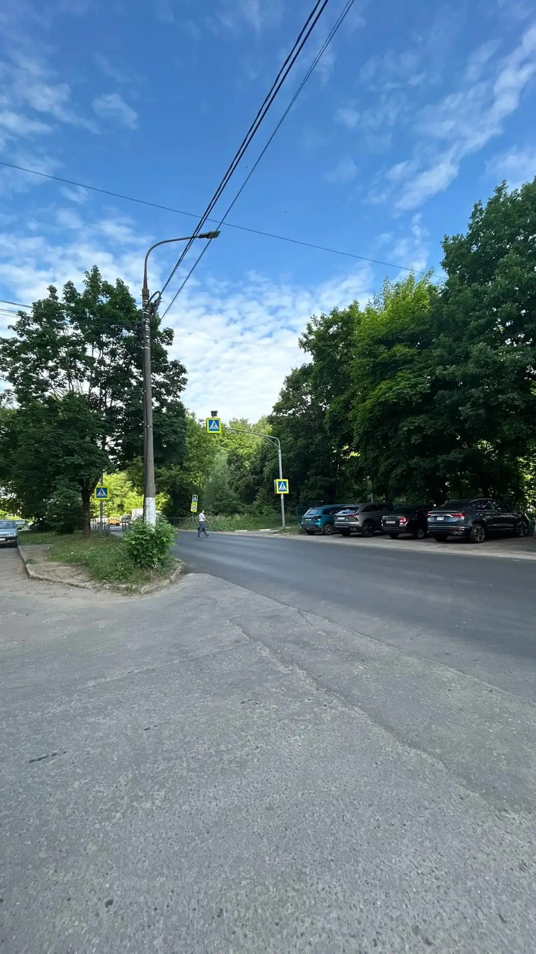 Три недели мы ждем пешеходный переход в детский сад по Ул Аэроклубная 5а. Уважаемая администрация , 