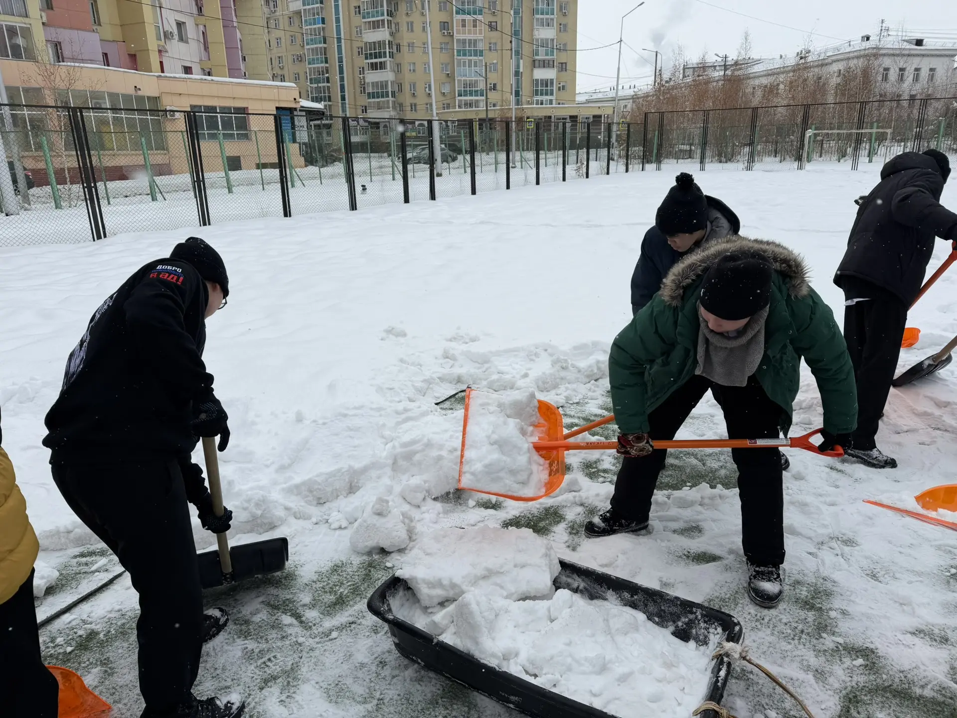 Наши юноши, ученики 10-ых классов всю неделю участвовали в субботниках по уборке снега на уличной сп