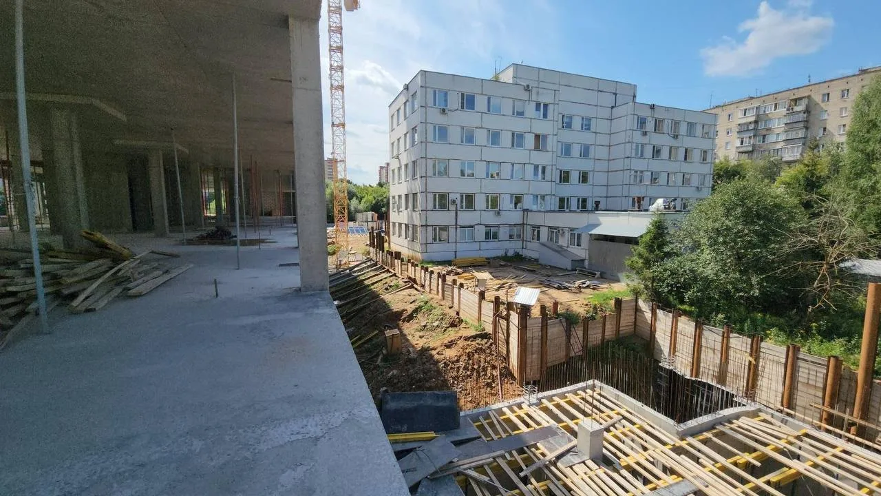 О строительстве нового корпуса поликлиники:

На площадке заливают бетон, прокладывают коммуникации и