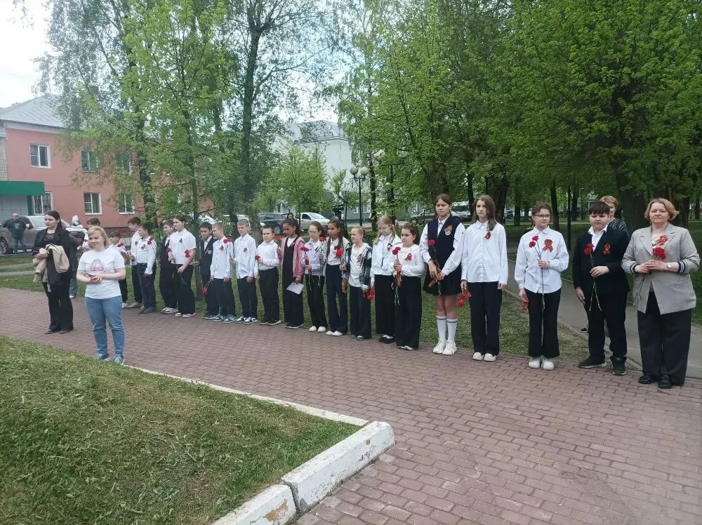 8 мая, в преддверии Дня Великой Победы, возле памятника воинам 49-й Армии и народным ополченцам, соб