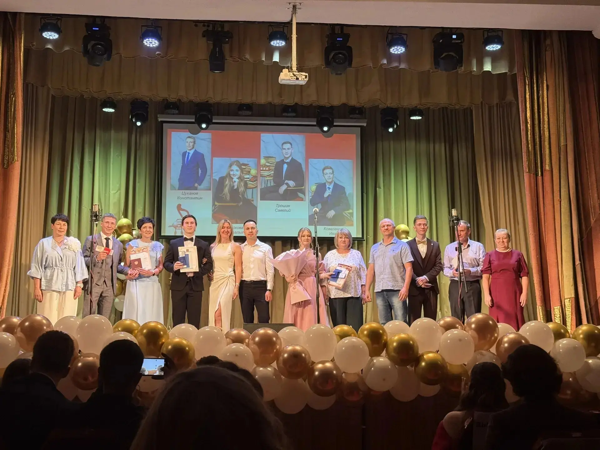 26 июня торжественно и трогательно прошёл выпускной вечер для  11А класса!