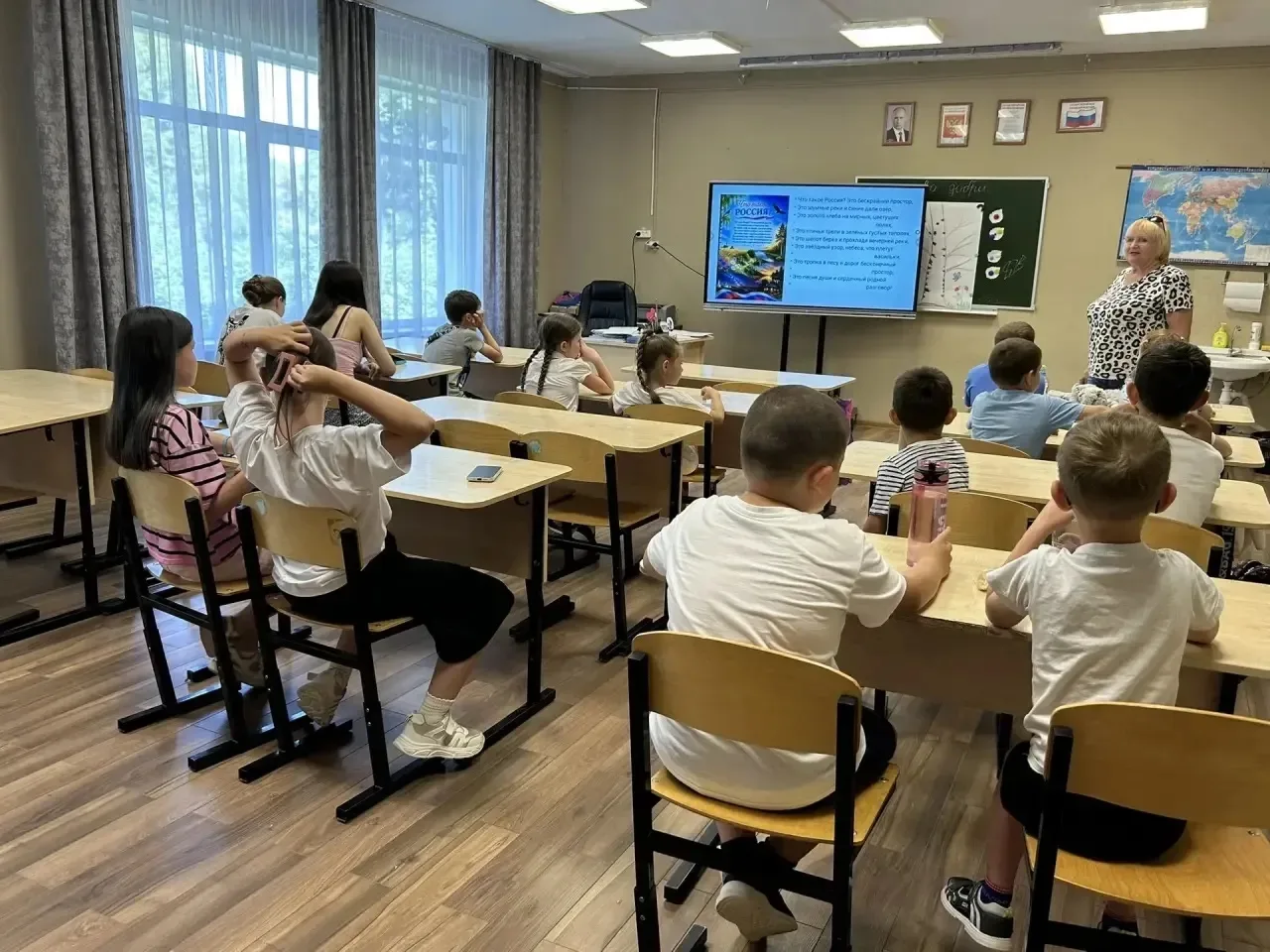 В пришкольном лагере "Отдыхаем. Познаем" прошел насыщенный день, посвященный Дню России. В каждом от