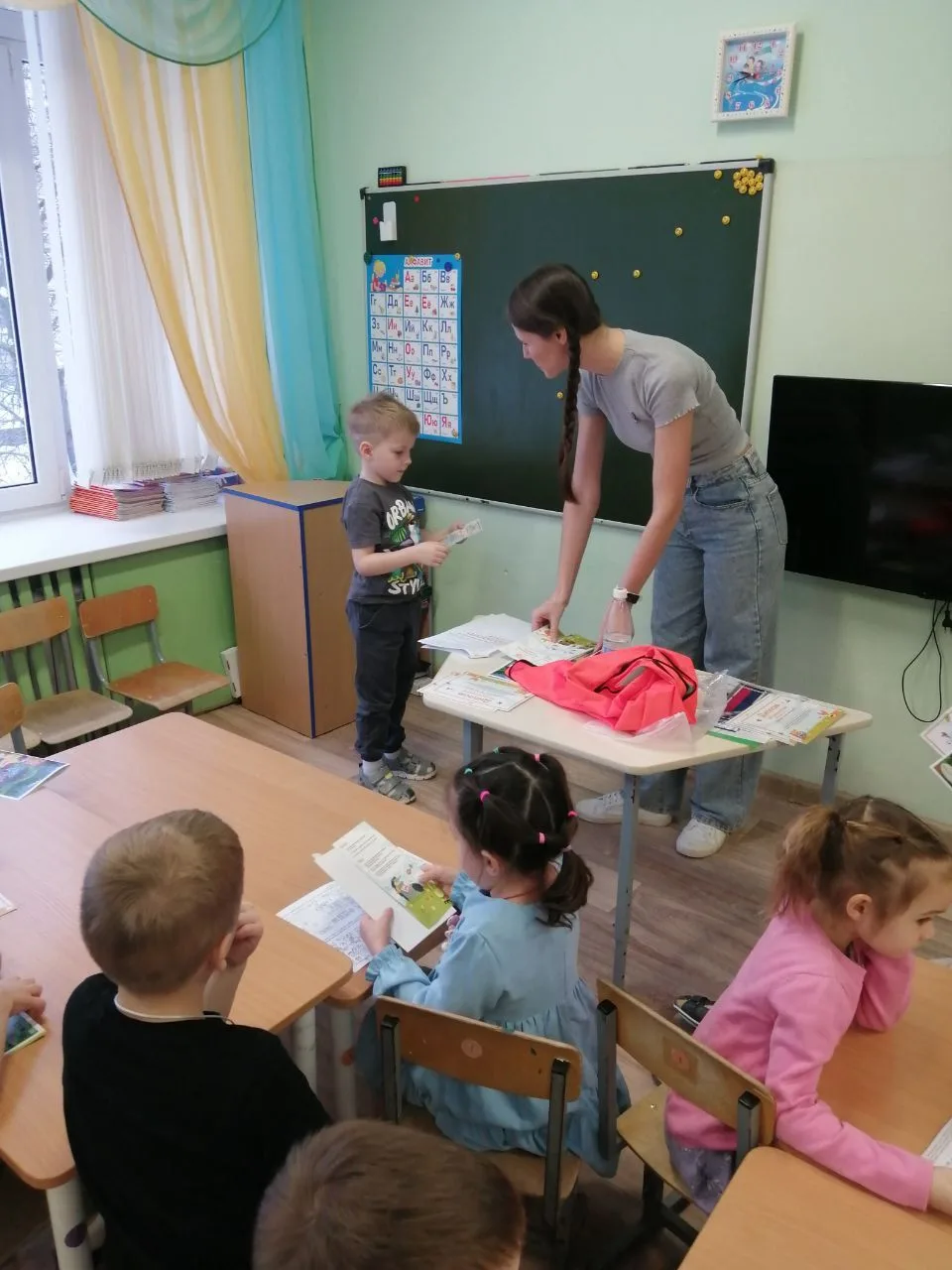 В Единый день безопасности воспитанники старшей группы «Гномики» встретились с волонтёр...