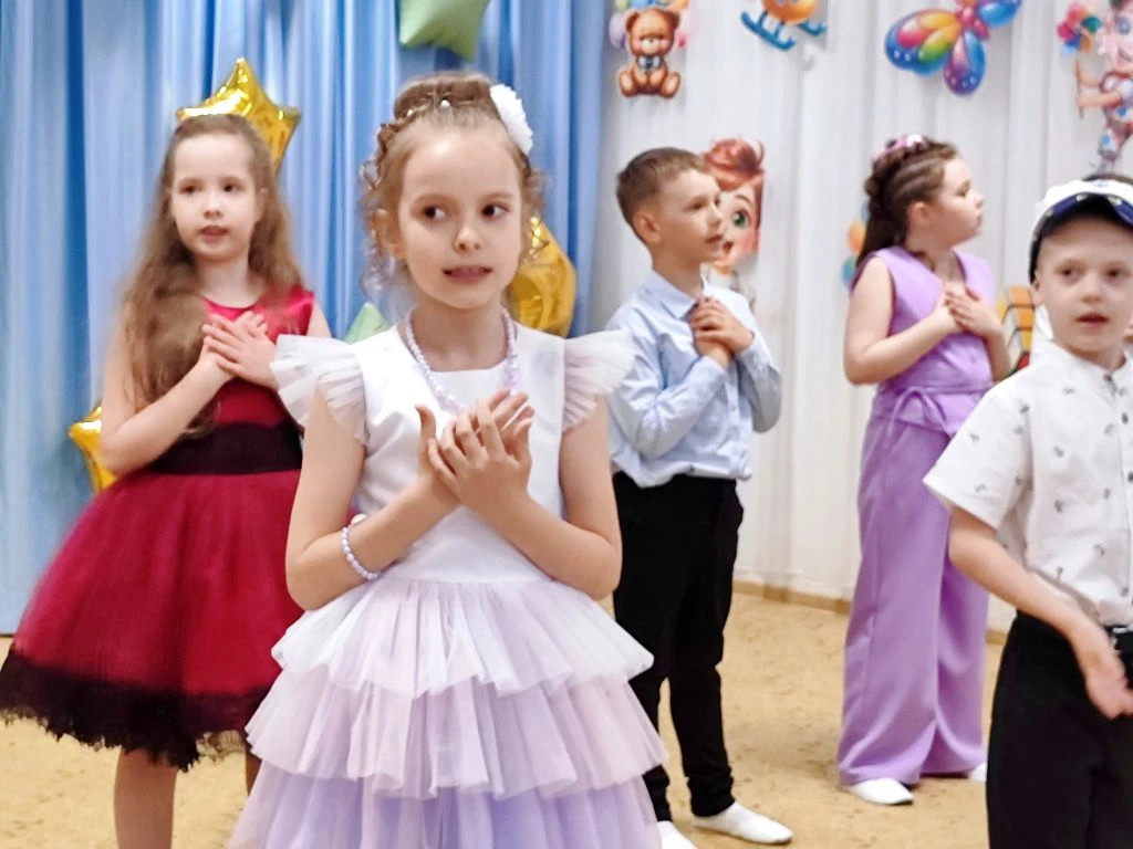 Кажется, только вчера они робко переступили порог группы с любимым мишкой за руку с мам...
