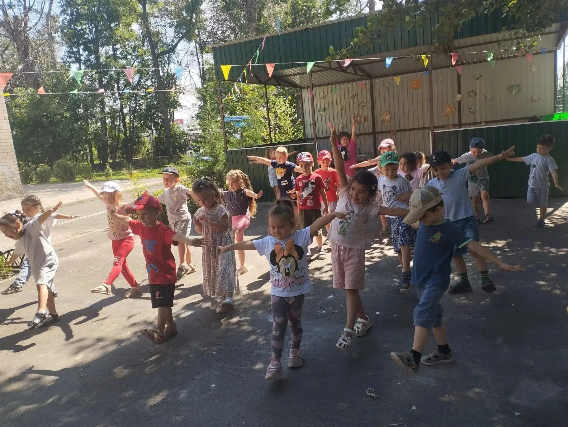 Утренняя зарядка летом в детском саду — это не просто физическая разминка, а важнейший ...