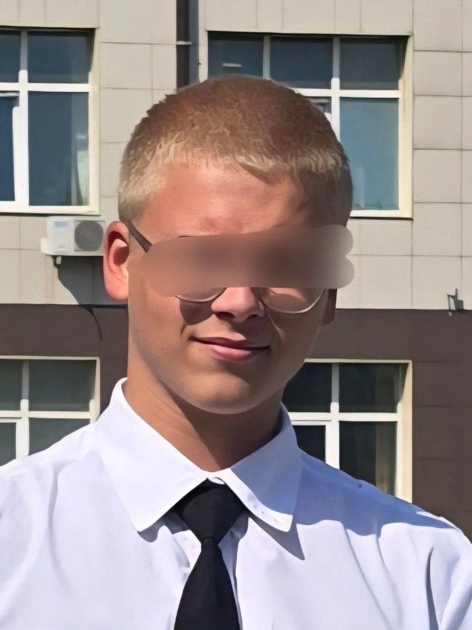 В Артёме бабушка пытается не допустить отправки 17-летнего внука в спецучреждение