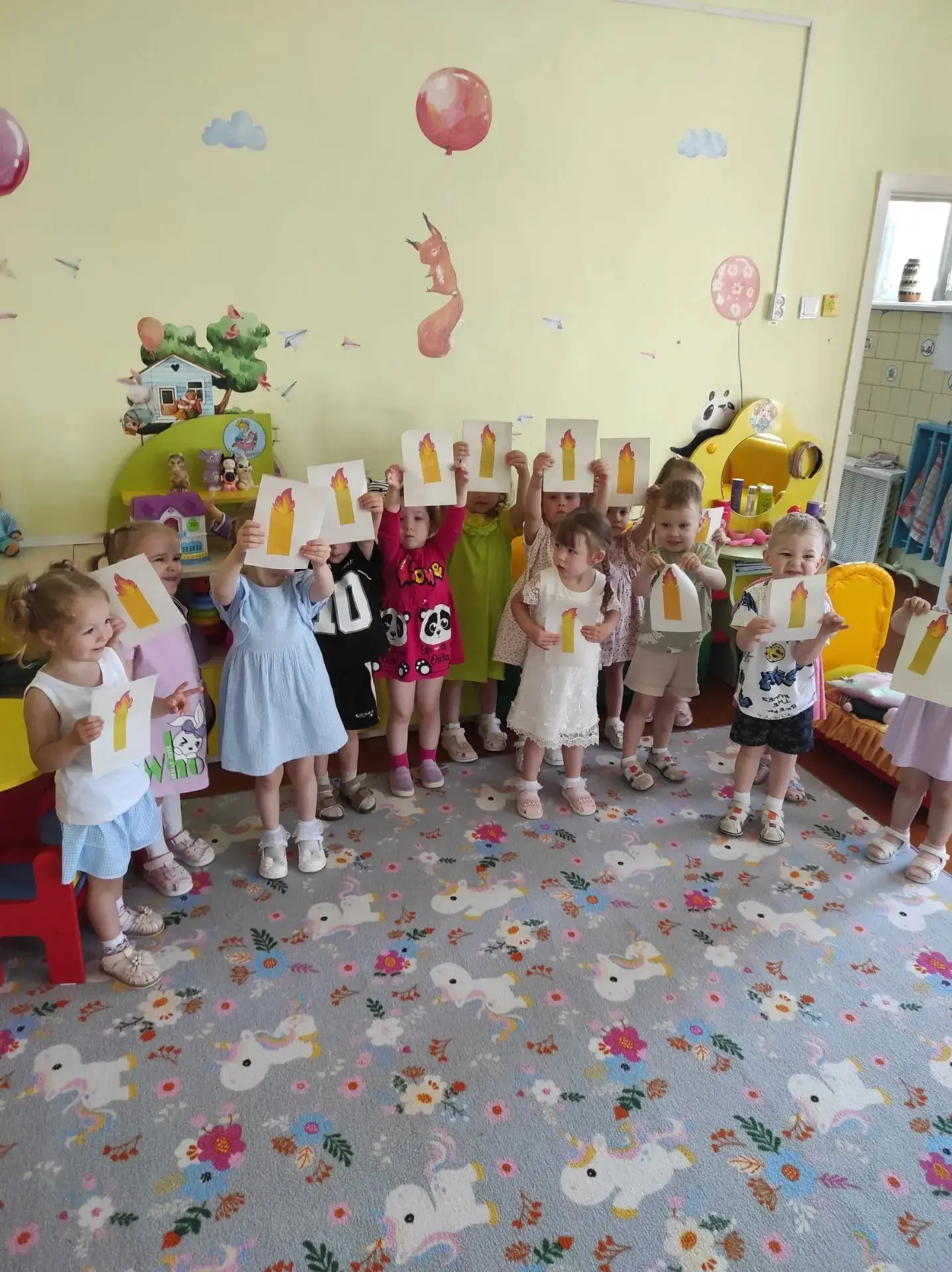 🎗Не танцуйте сегодня, не пойте.
В предвечерний задумчивый час
Молчаливо у окон постойте,
Вспомяните