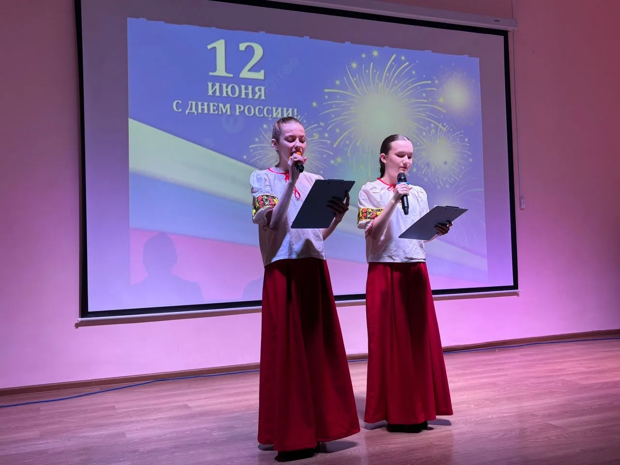 🇷🇺 День России в нашем школьном лагере: концерт, полный гордости и вдохновения! 🇷🇺

Сегодня в на