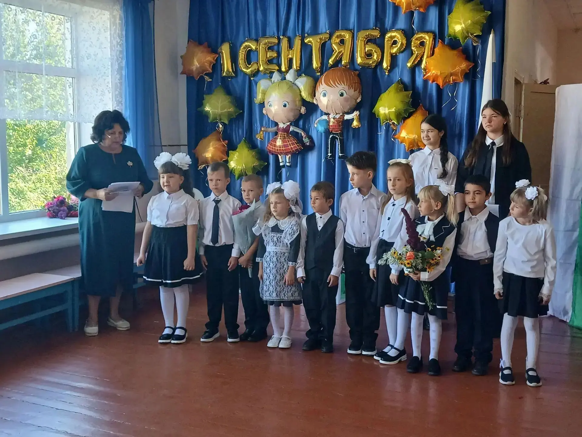Первый день сентября- День Знаний. Все школьники  страны вновь сели за  парты.