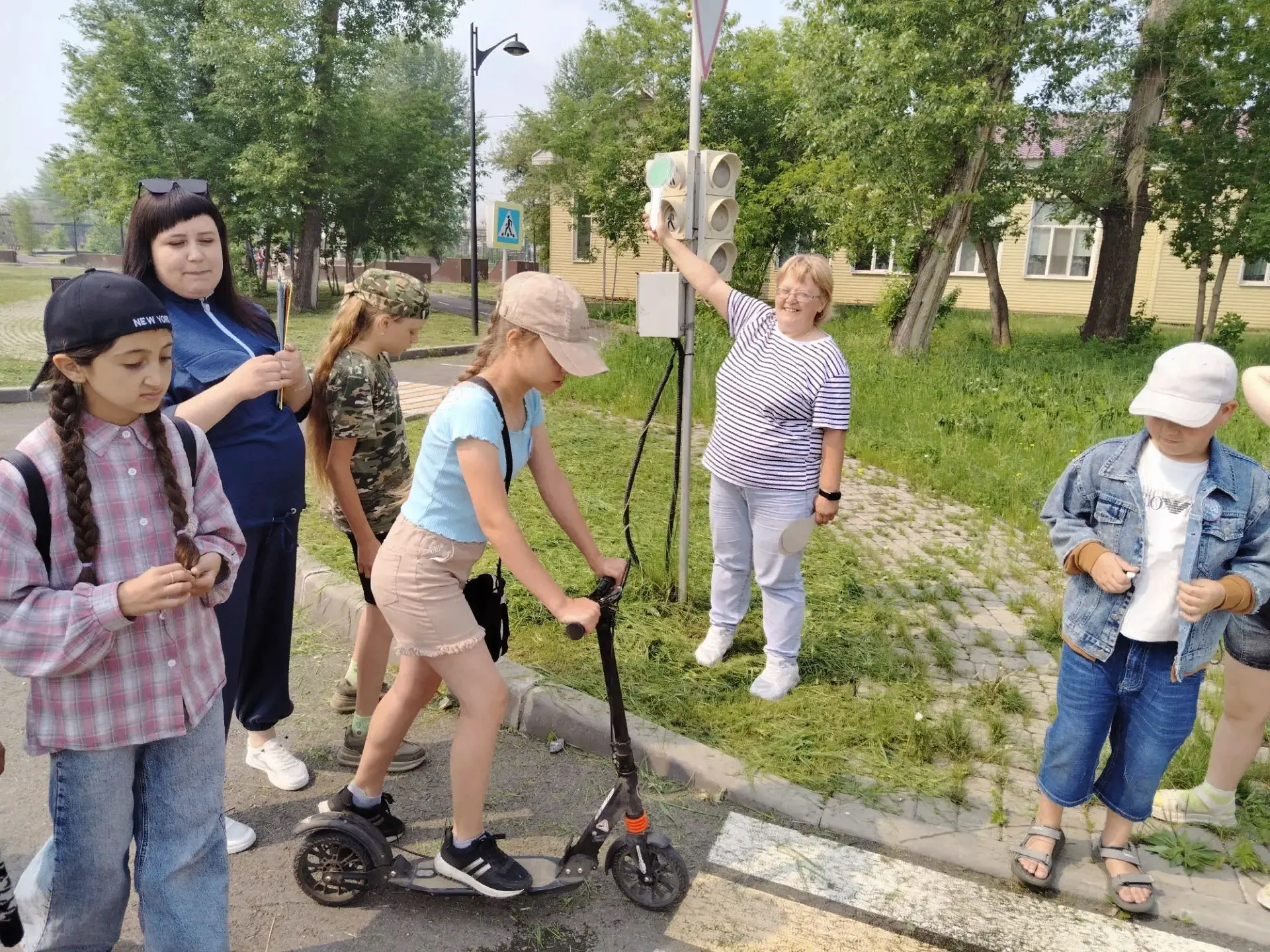 Лето, польза и добрые дела: как прошёл день в лагере «Весёлые человечки»!
 
Сегодняшний день в нашем
