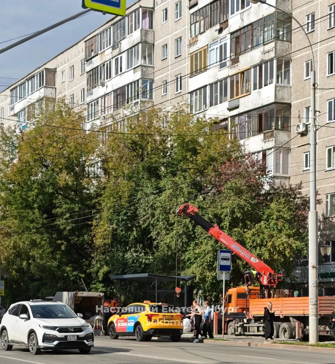 На Советской - Парковый новую остановочку делают.