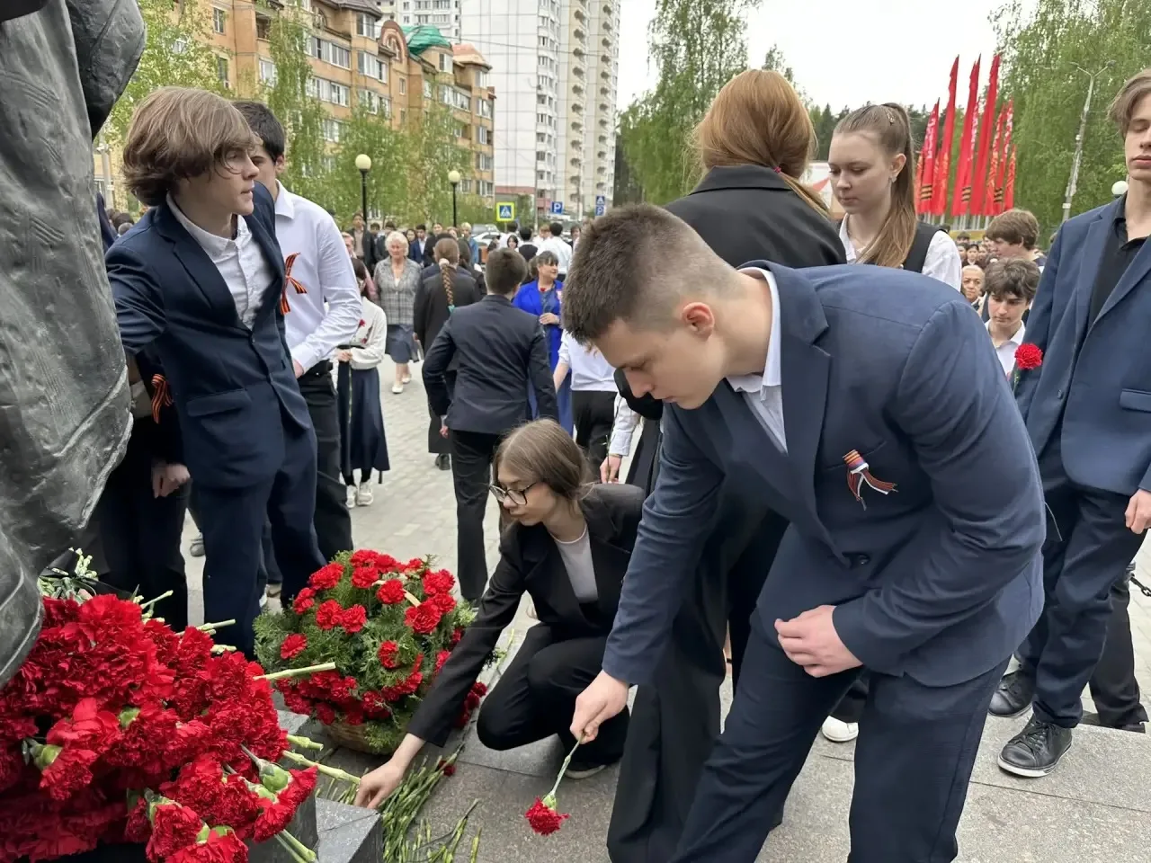 🕊️Сегодня в преддверии Дня Великой Победы у памятника воинам, погибшим в годы войны, прошёл торжеств