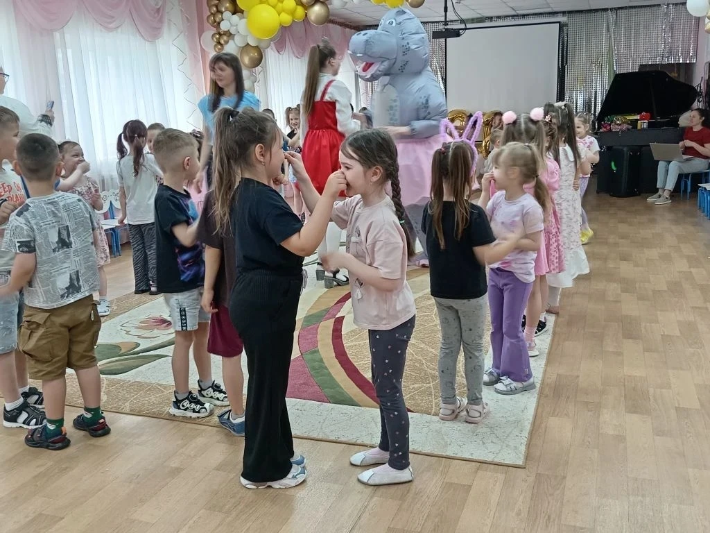 В День защиты детей, в нашем детском саду было особенно шумно, весело и сказочно! К ребятам в гости 