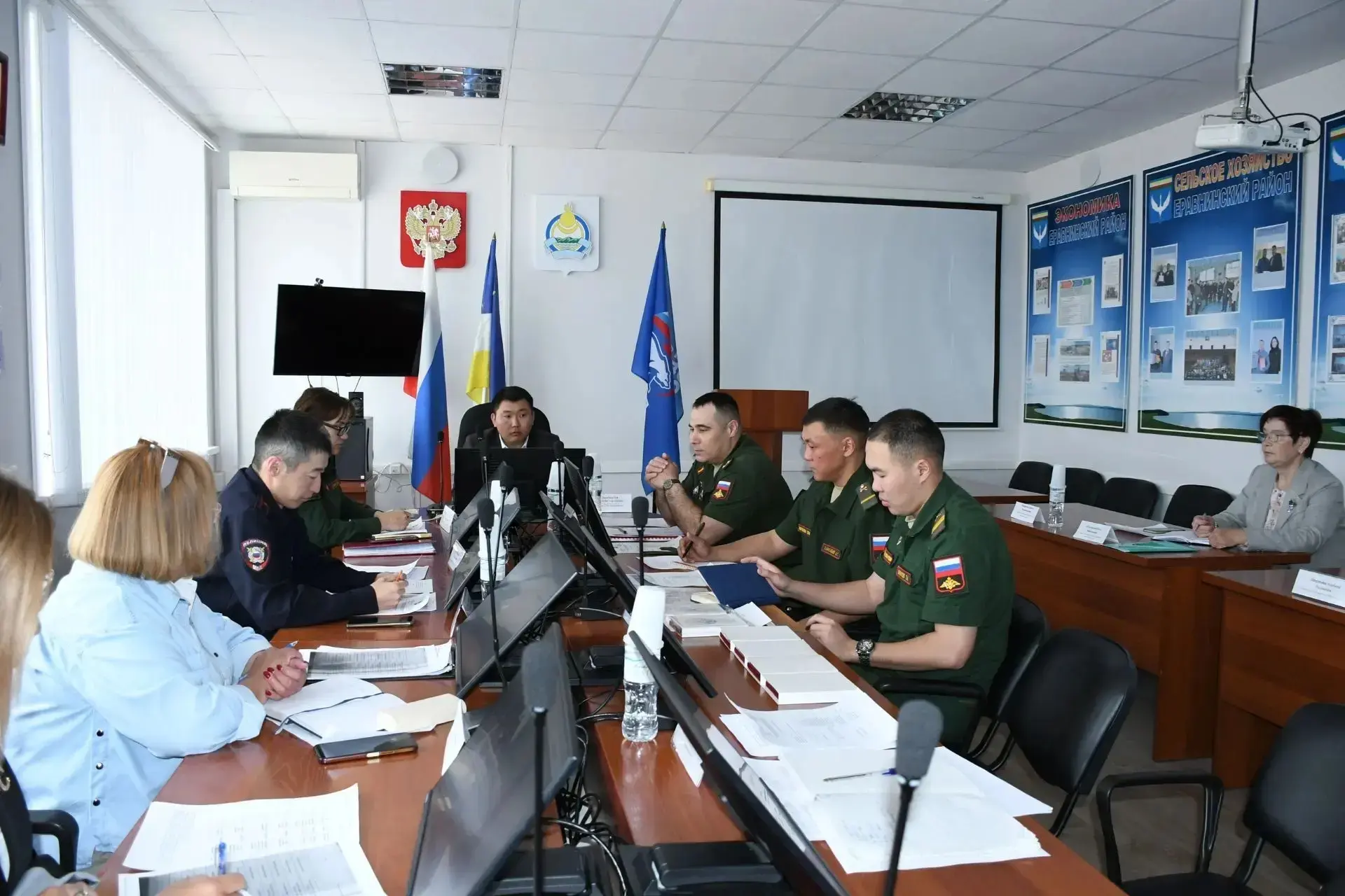 ПАМЯТЬ, ДОЛГ И СЛУЖЕНИЕ РОДИНЕ

В Еравнинском районе, 19 июня, состоялся комплекс военно-патриотичес