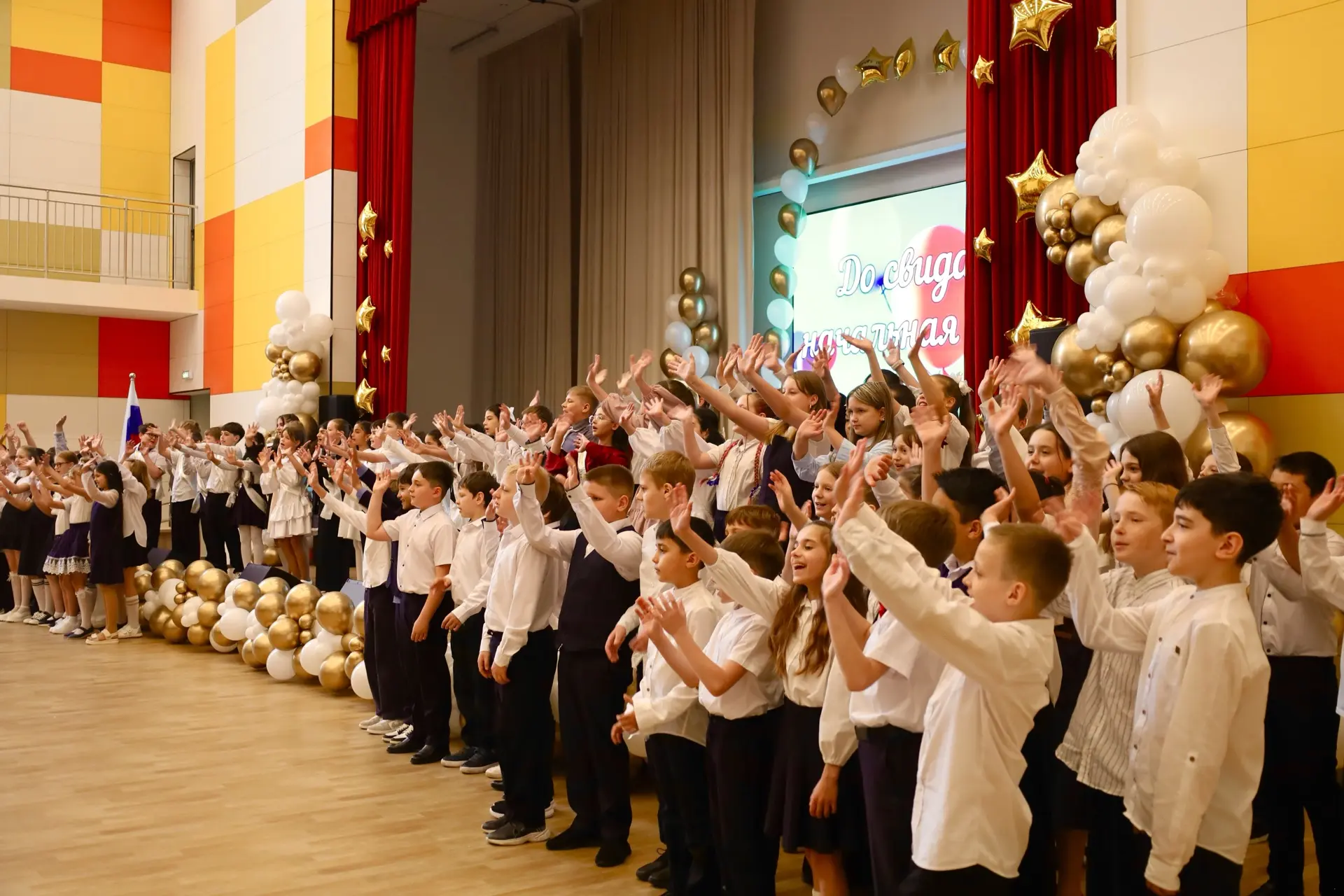 Торжественная линейка для 4в, 4г, 4д, 4е и 4ж классов состоялась! 🎓  Наши выпускники начальной школы