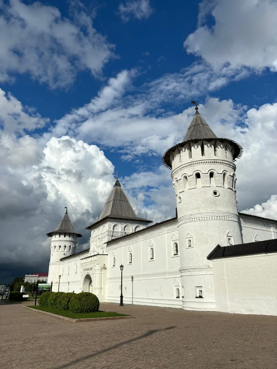Когда небо подыгрывает архитектуре🌤️