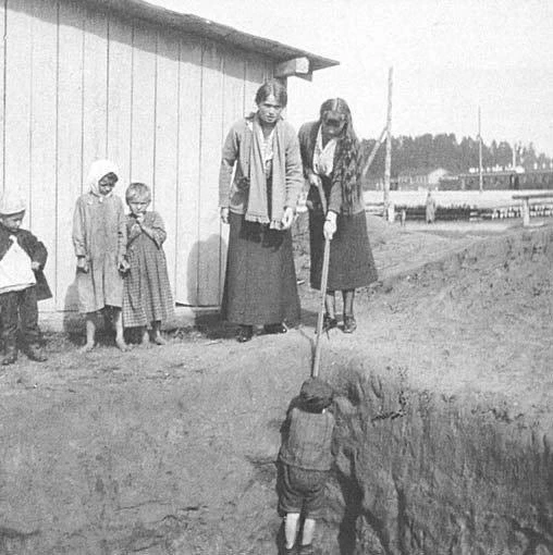 Вeликие княжны Ольга и Анастасия вытаскивают крестьянского мальчика из ямы, Могилев, 19...