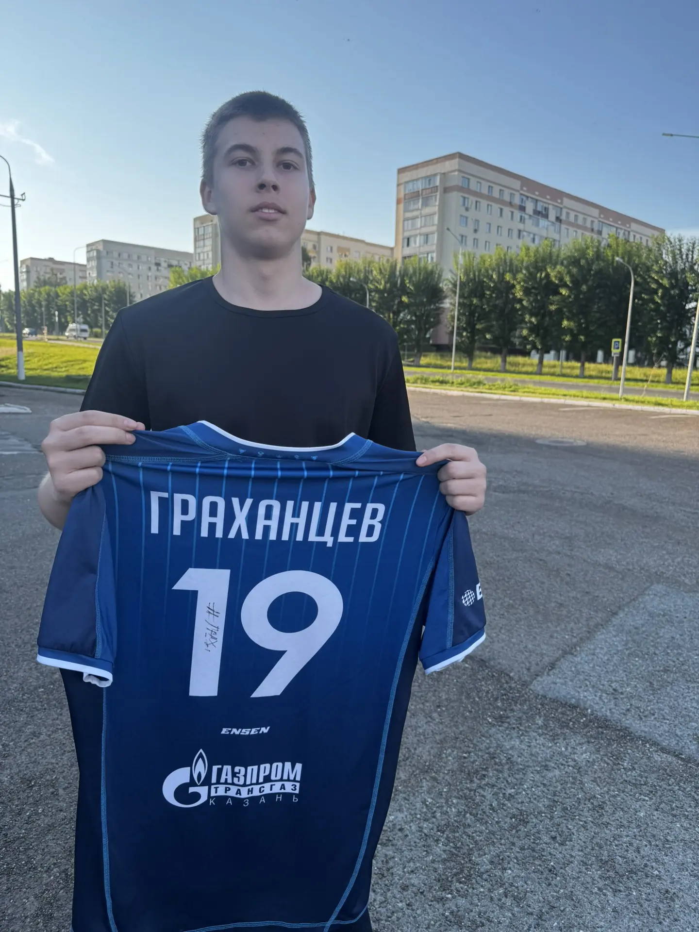 Вручил футболку победителю розыгрыша👍