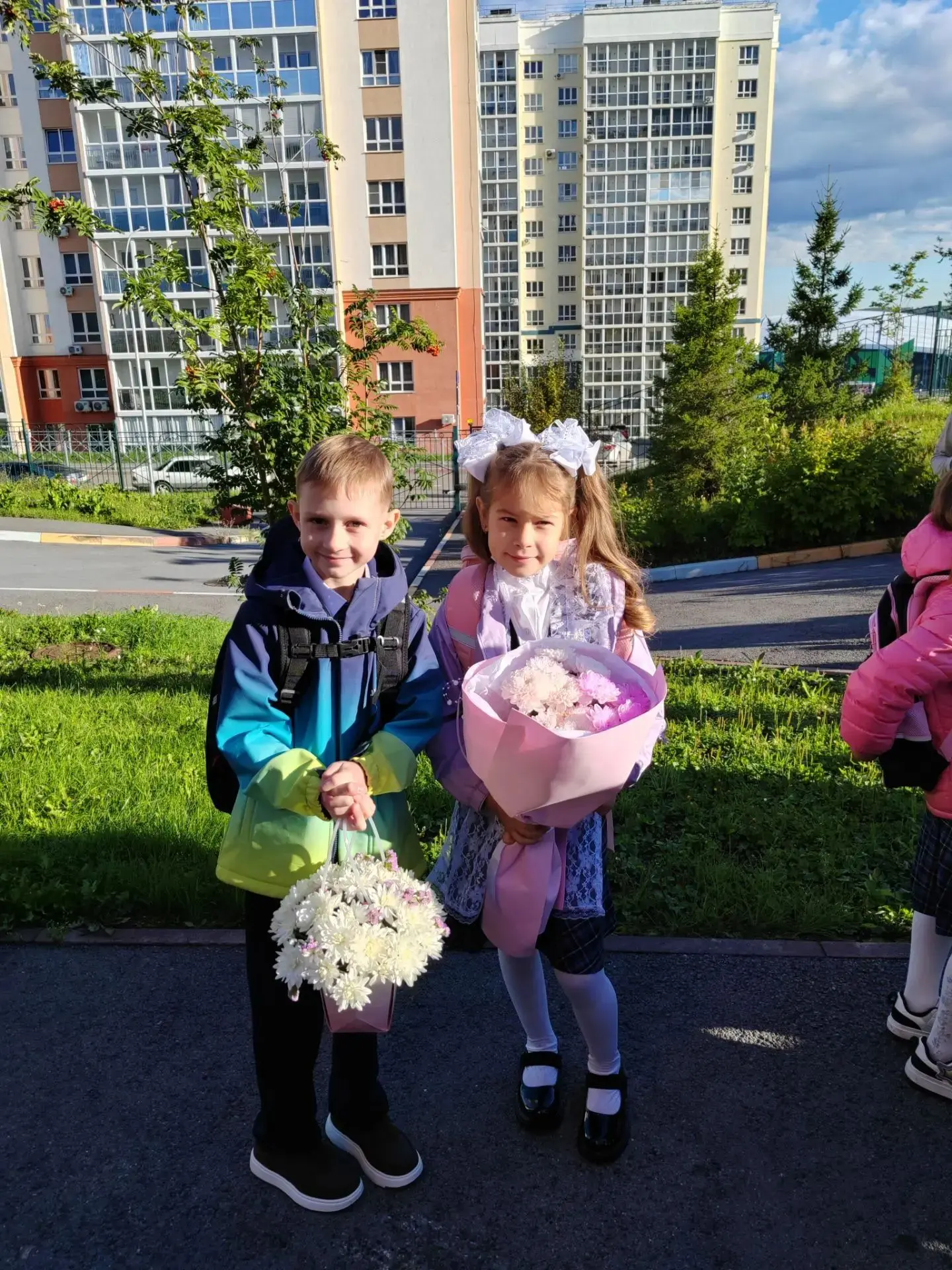 💐 Еще вчера они были малышами в детском саду, а сегодня с гордостью держут за руку род...