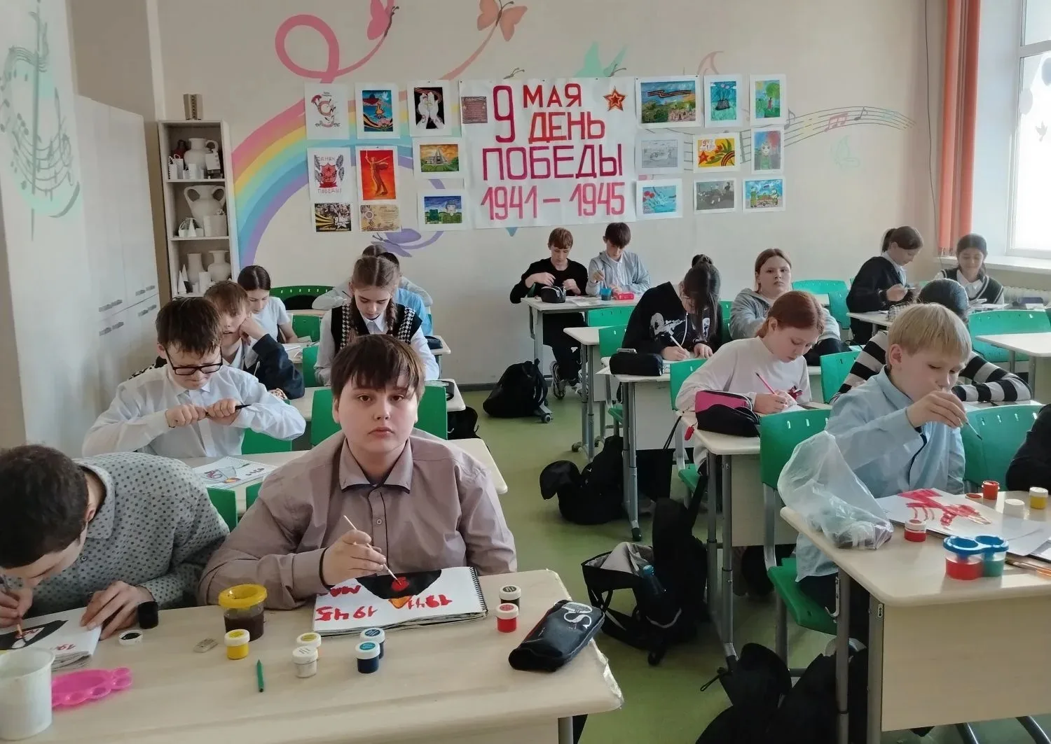 В параллели 6‑х классов прошли уроки мужества, посвящённые Великой Отечественной войне.  Ребята позн