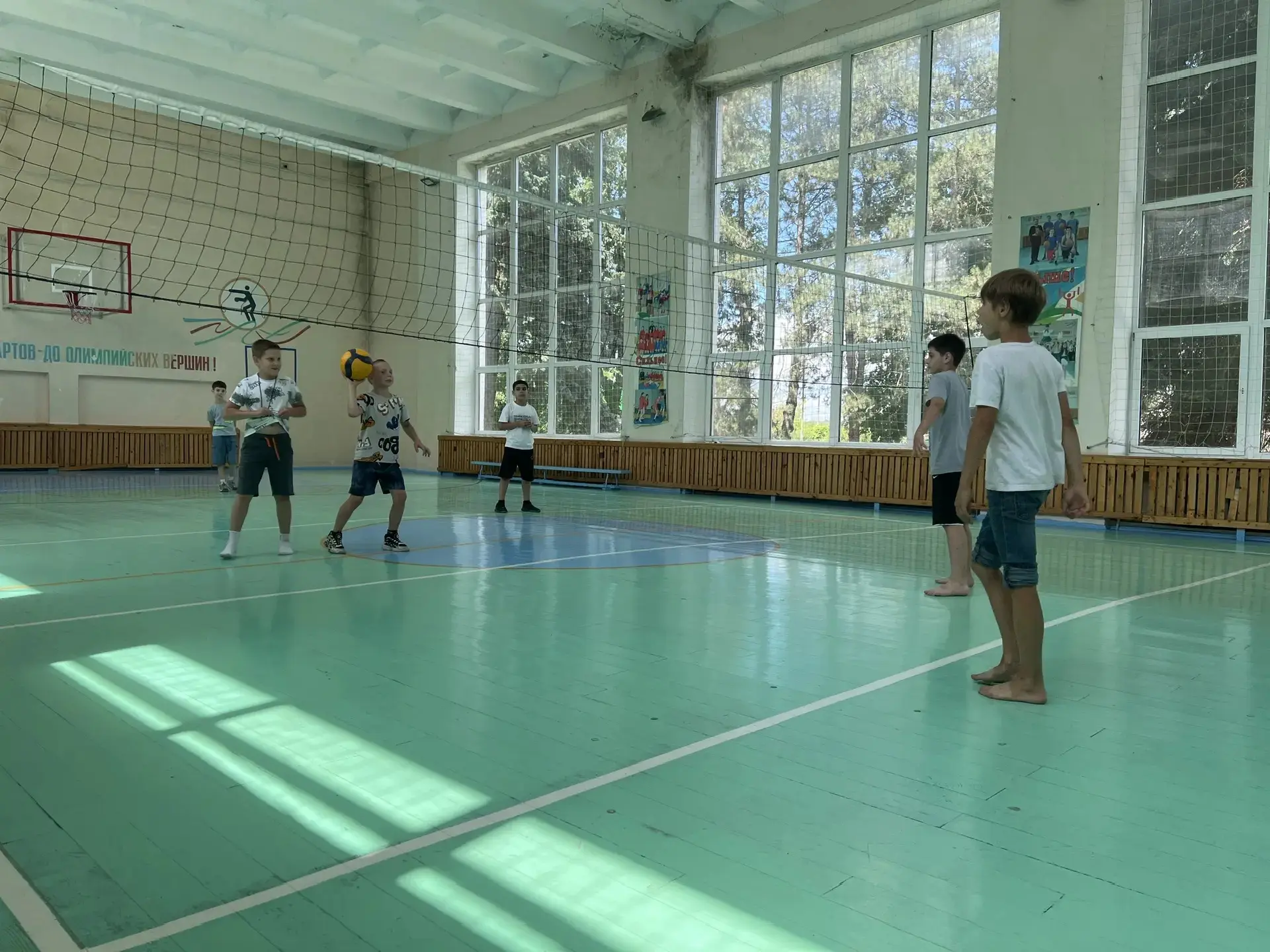 Ребята готовятся к спортивным соревнованиям.