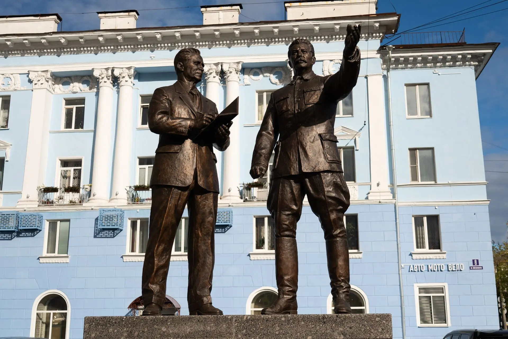 Памятник И.В.Сталину и И.П.Бардину в Череповце стал востребованной точкой экскурсионных...