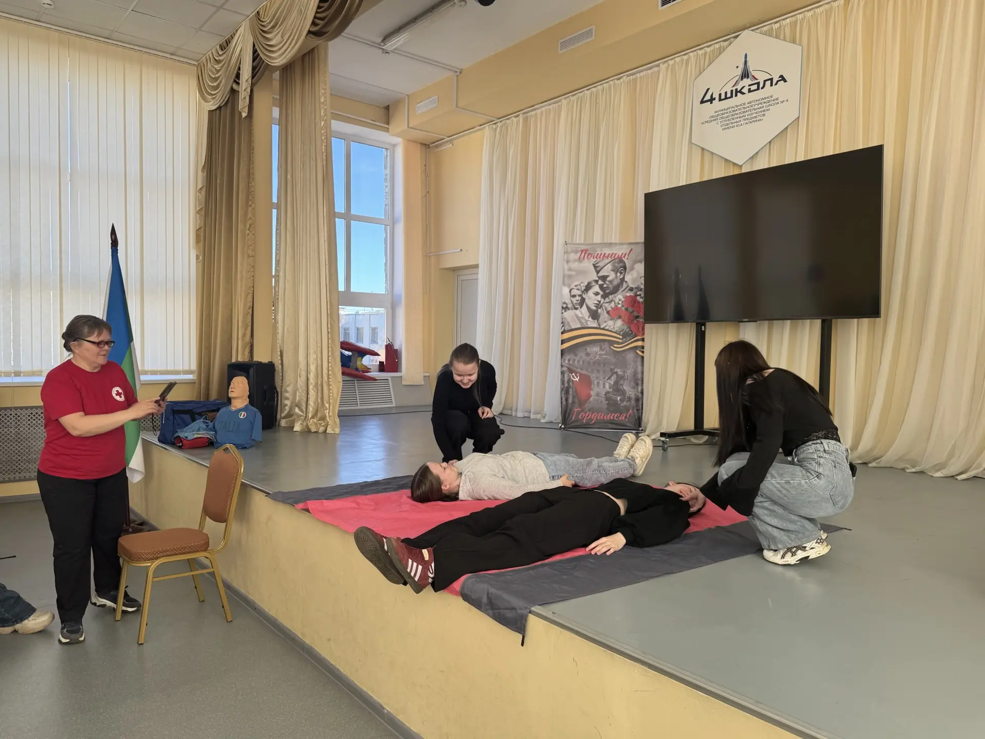 Сегодня Красный Крест научил наших ребят главному: не бояться действовать! 🩹 Если человек без сознан