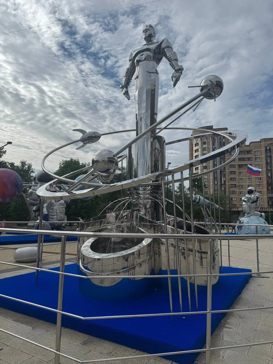 «Космическая» площадка на площади Юности