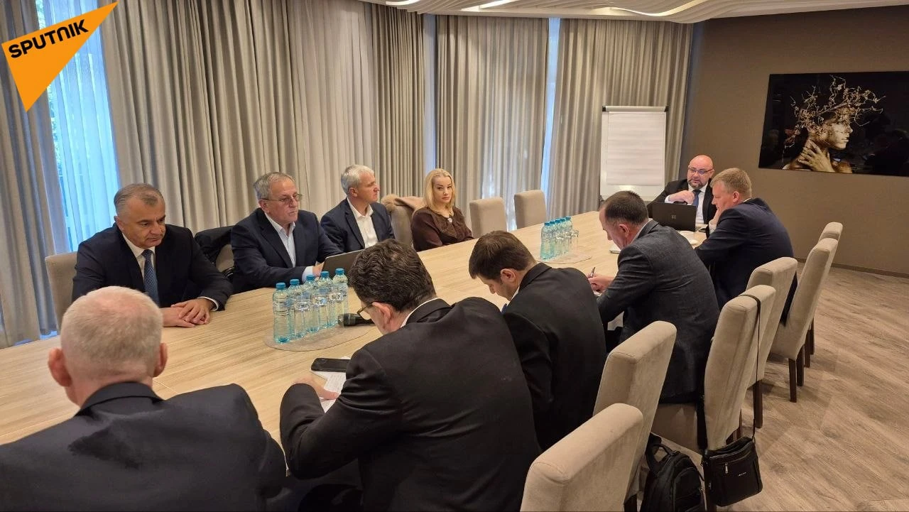 Представители парламентской оппозиции проводят сегодня консультации по вопросу импичмен...