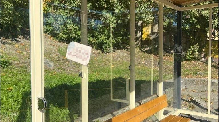 Еще одна остановка пострадала из-за вандалов
